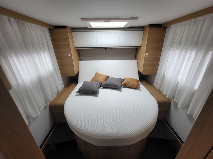 Camper huren met queensbed