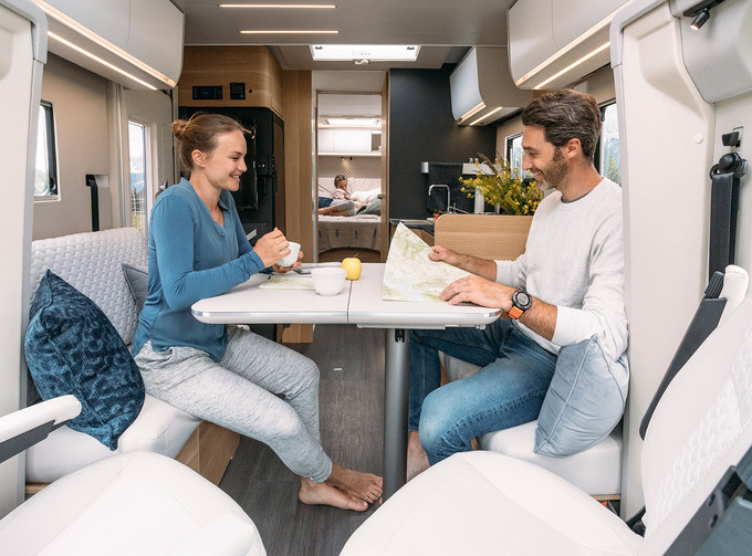 Camper huren met face-to-face zithoek voor 2 personen