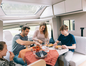 Camper huren met face-to-face zithoek voor 4 personen