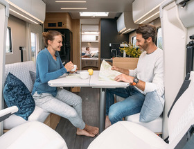 Camper huren met face-to-face zithoek voor 2 personen