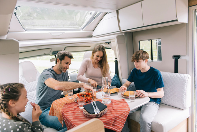 Camper huren met face-to-face zithoek voor 4 personen